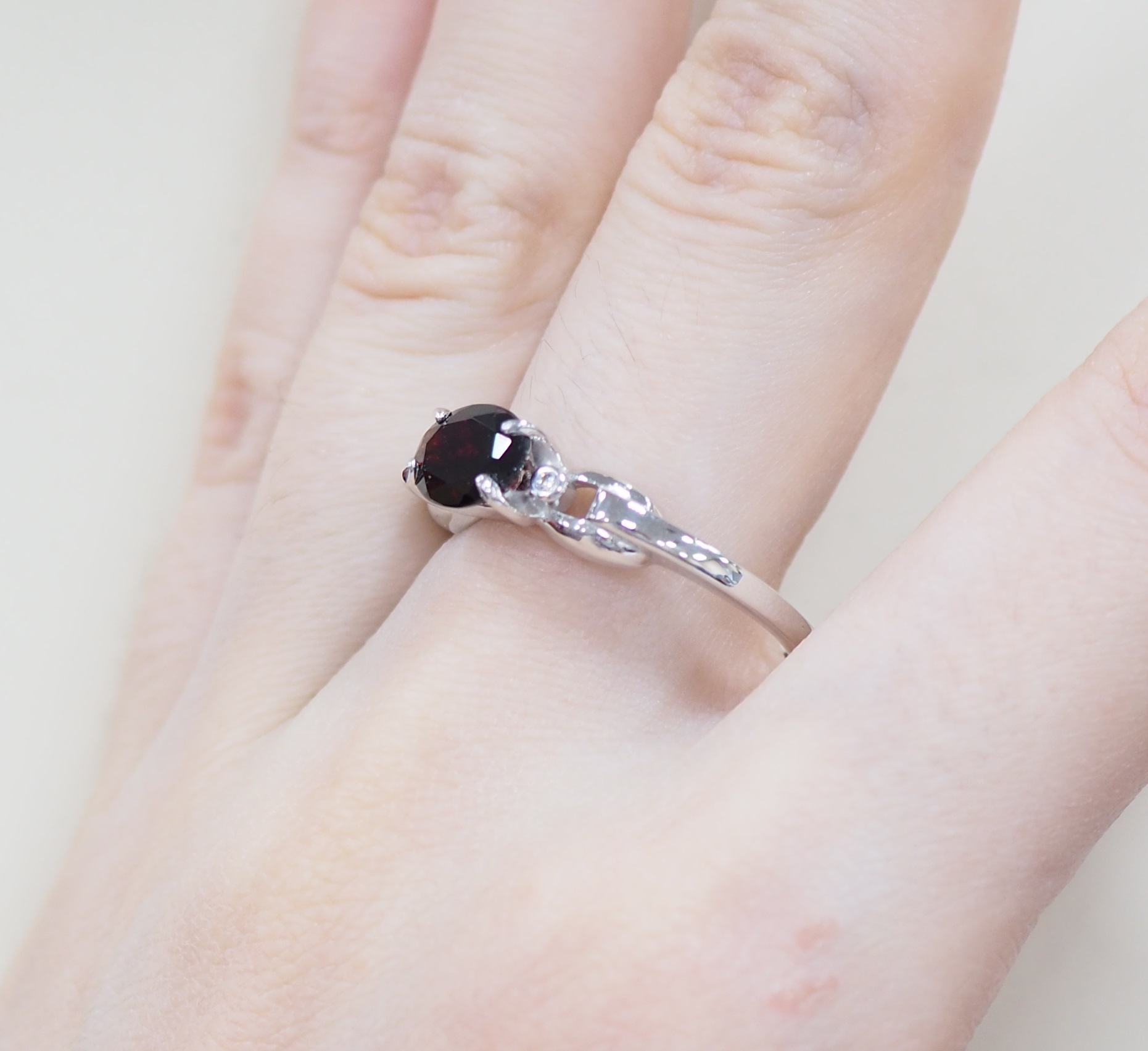 Серебряное кольцо 925 пробы; вставки 1 Гранат; 2 Фианит бесцв.;